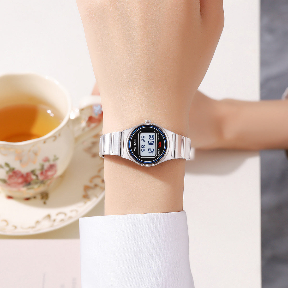 2338 Reloj Skmei para dama pulsera de metal digital