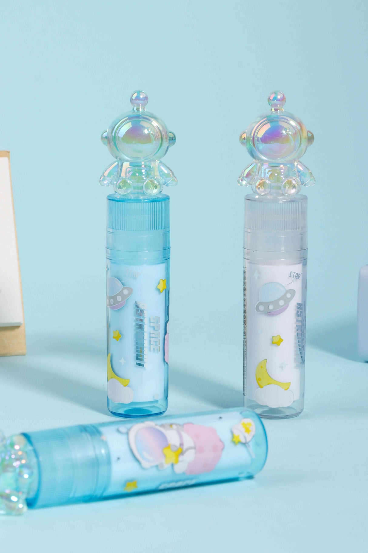 8023 borrador Kuki con astronauta