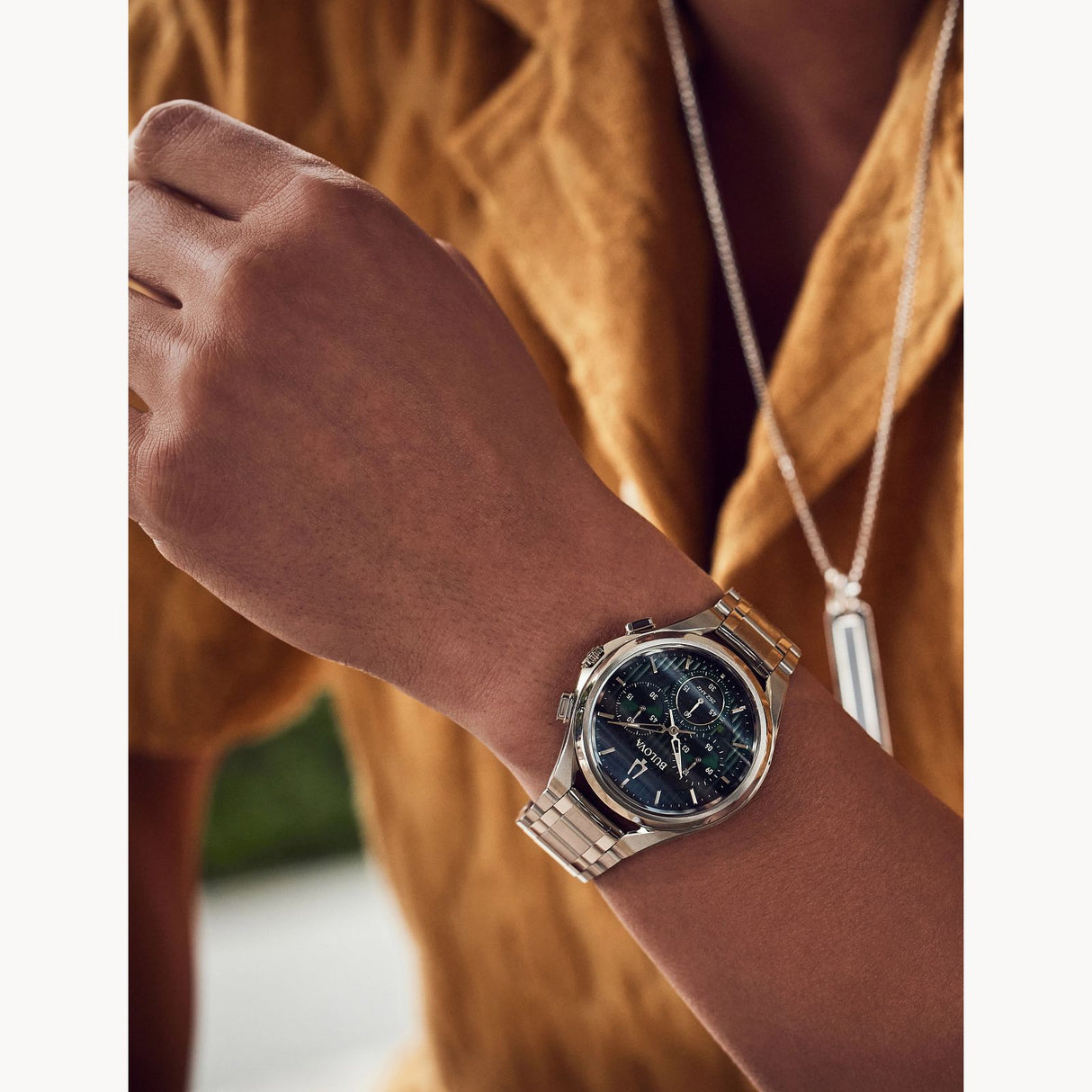 96A297 Reloj Bulova Curv de hombre pulsera de metal 44mm