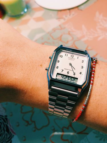 AQ-230 Reloj Casio Unisex Pulsera de Acero Inoxidable Doble hora Vintage Clásico