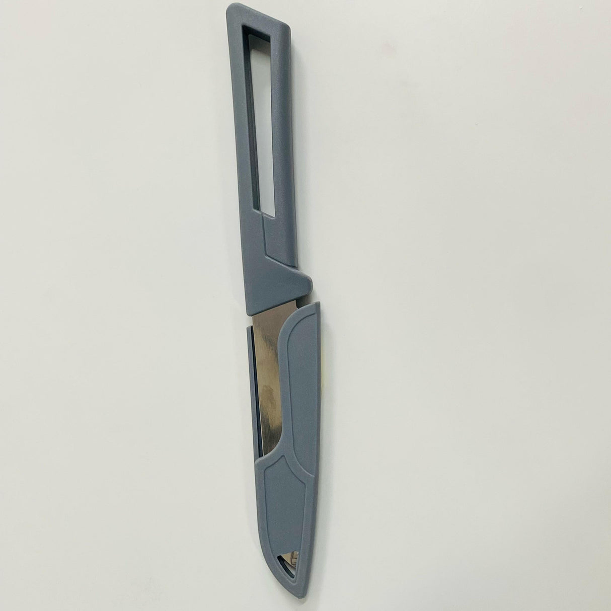 K020 Cuchillo individual con mango de plástico