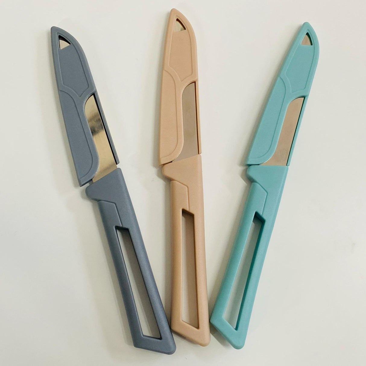 K020 Cuchillo individual con mango de plástico