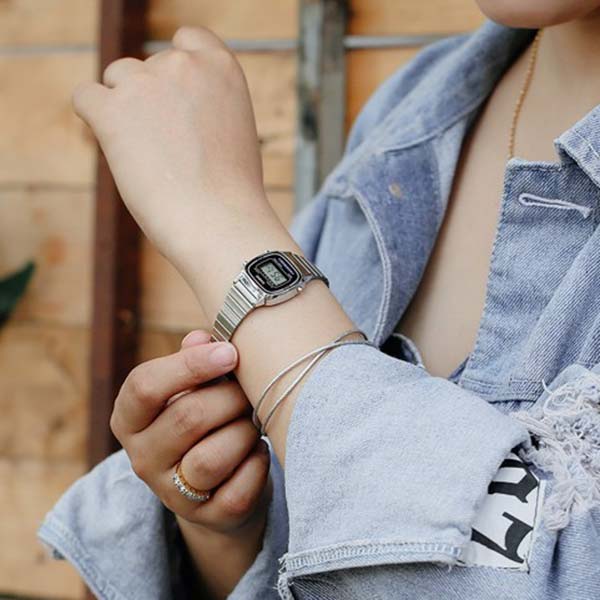 LA-670 Reloj Casio para Mujer Pulsera de Metal Digital Vintage Clásico
