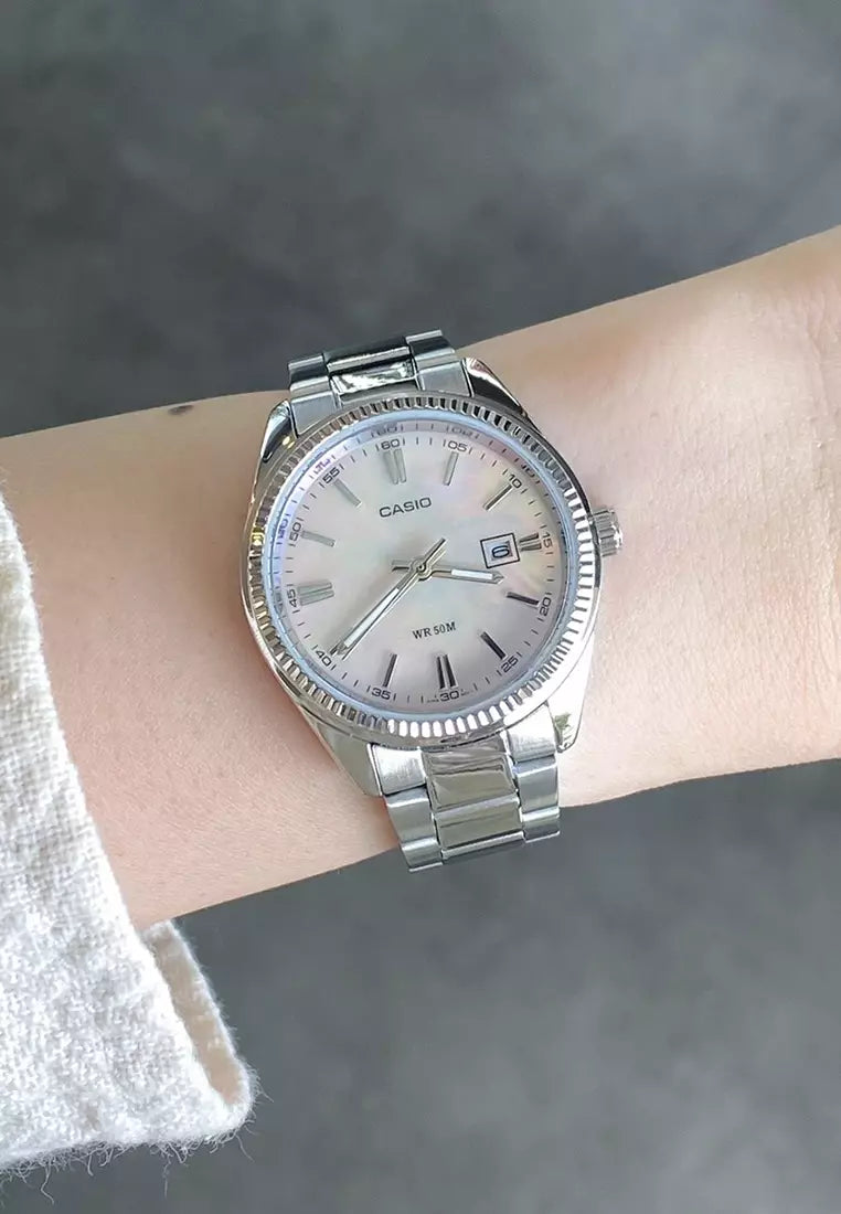 LTP-1302 Reloj Casio para Mujer Pulsera de Acero Inoxidable Análogo