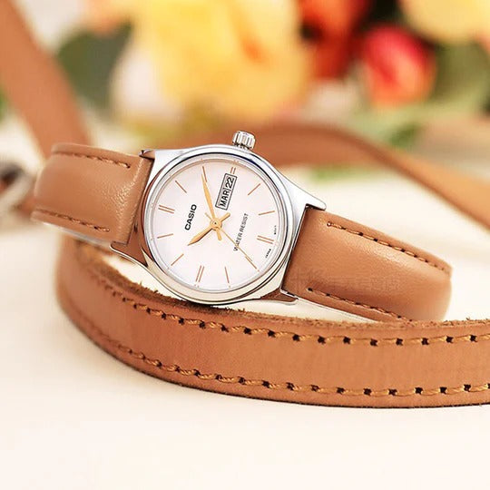 LTP-V006 Reloj Casio para Mujer Banda de Cuero Análogo