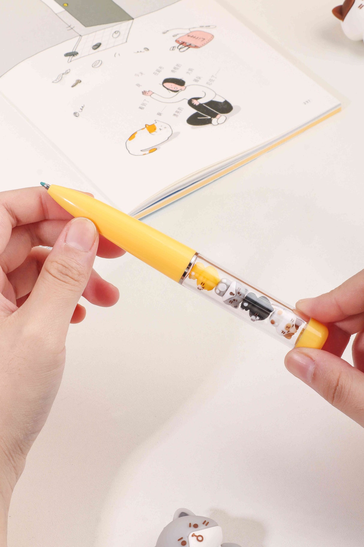 kk-8297 Lapicero Kuki Jenga con gatitos internos