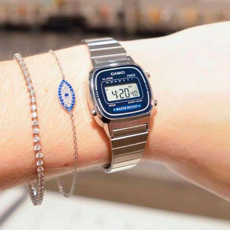 LA-670 Reloj Casio para Mujer Pulsera de Metal Digital Vintage Clásico